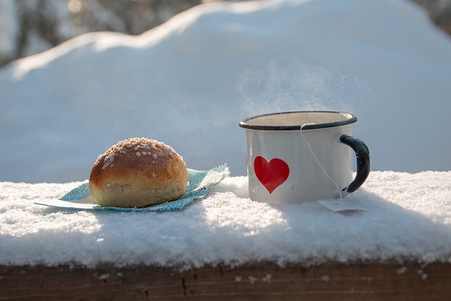 雪とコーヒーとパンの図