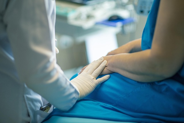 手術前に、医師の方から励まされる女性