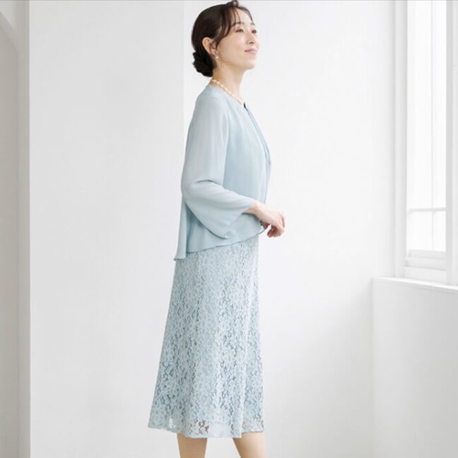 後ろ下がりのデザインで、スタイルアップ効果が期待できる、東京ソワールのカラーフォーマル。