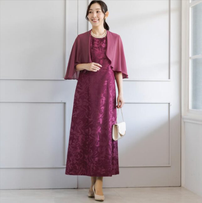 鮮やかなボルドーカラーのドレス。