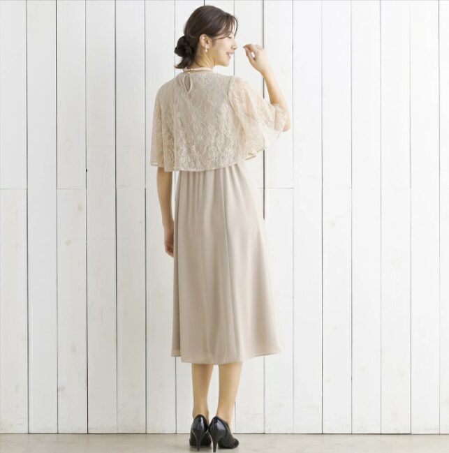 後ろ姿も華やかで美しい、ベージュカラーのドレス