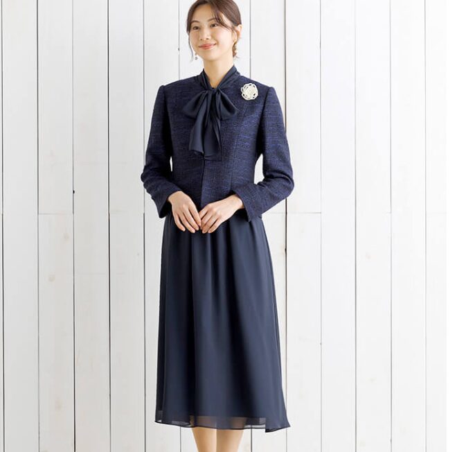 襟元のリボンタイが女性らしいデザイン。