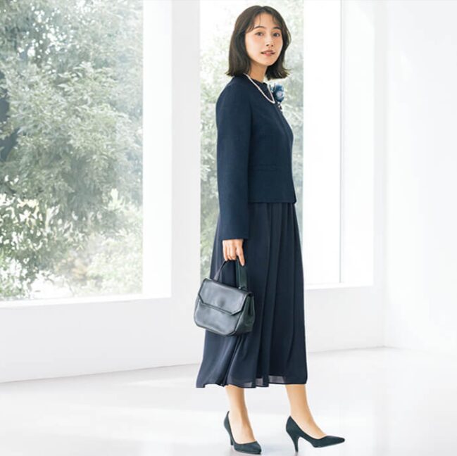 ネイビーなどの定番色は、食事会の席や、入園・入学シーズンにも使い回し可能。