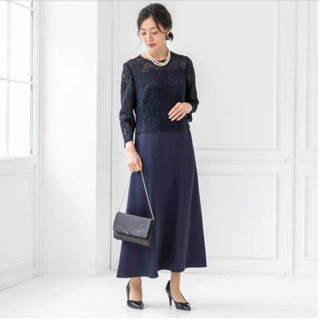 細見え効果が期待できる、レース袖のロングドレス。