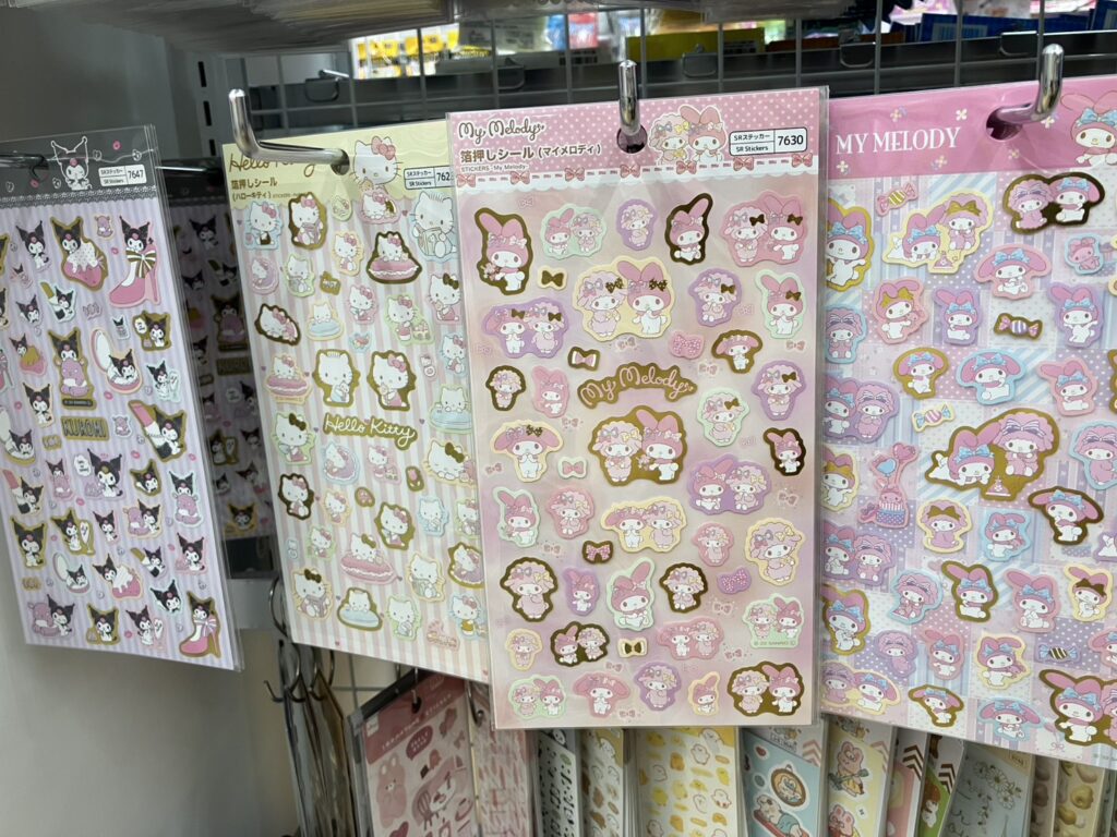 今回DAISOの店舗で見つけて一番可愛いと思ったサンリオの箔押しシール