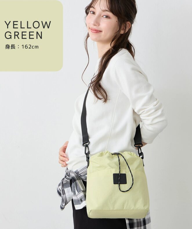 妊婦さんでも、ショルダーバッグを使うことができます!選び方は、軽量がポイント。