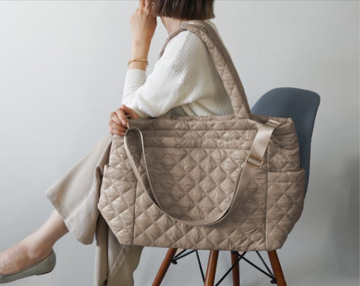 大き目なトートは、きれい目なスタイルを好むプレママさんから人気。